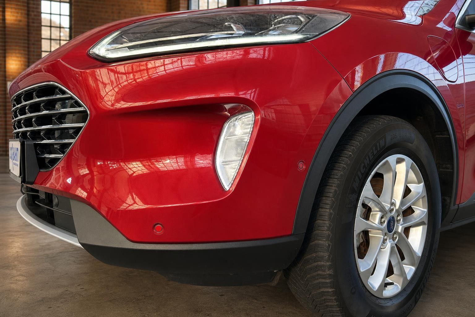 Ford Kuga rot Detailansicht vorderer Stoßfänger und Felge