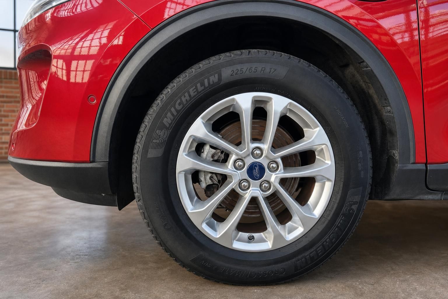 Ford Kuga rot Nahaufnahme Leichtmetallfelge mit Michelin Reifen