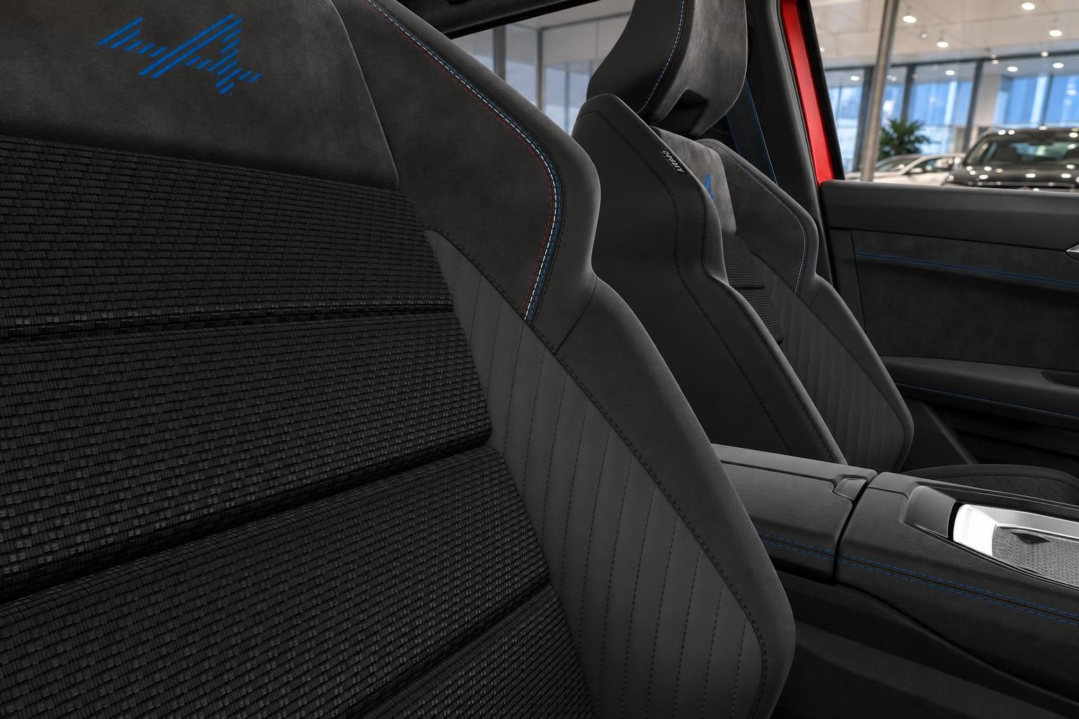 Sportsitze mit Alpine-Logo und blauen Ziernähten im Fahrzeuginnenraum