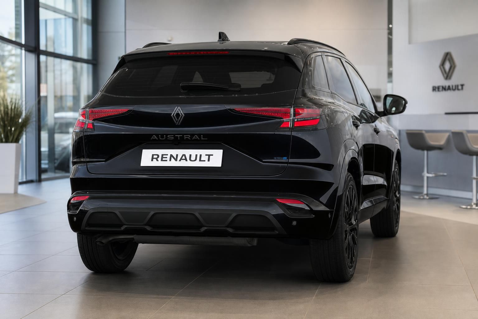 Renault Austral E-Tech schwarz, Heckansicht im Autohaus