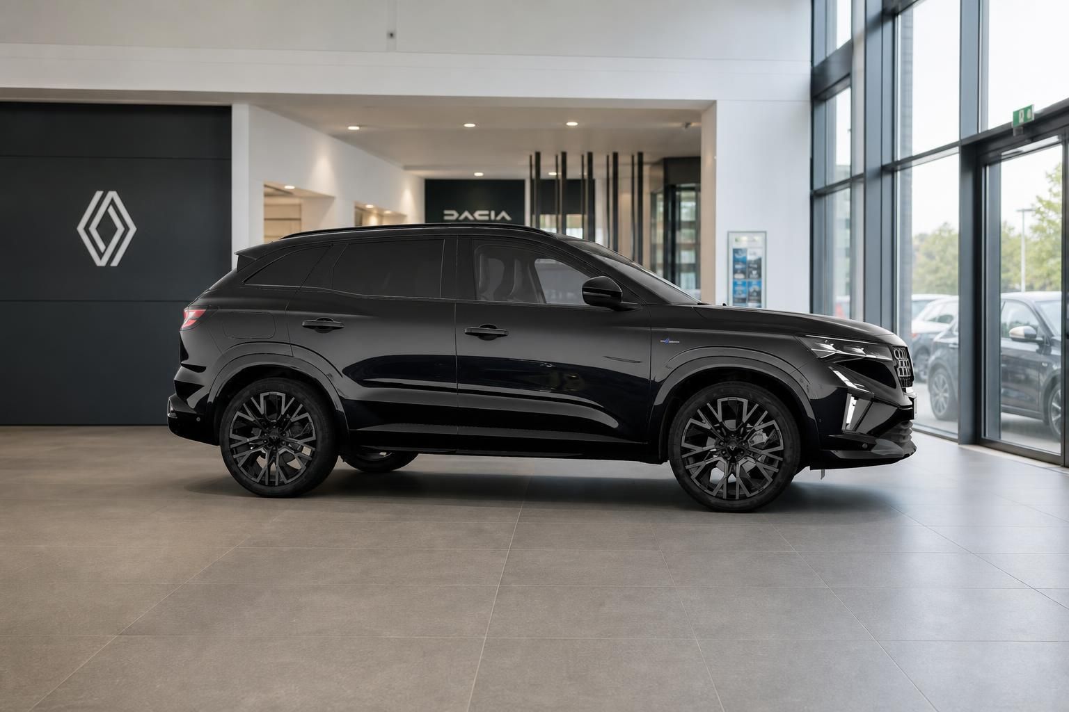 Renault Austral schwarz, Seitenansicht im Renault Showroom