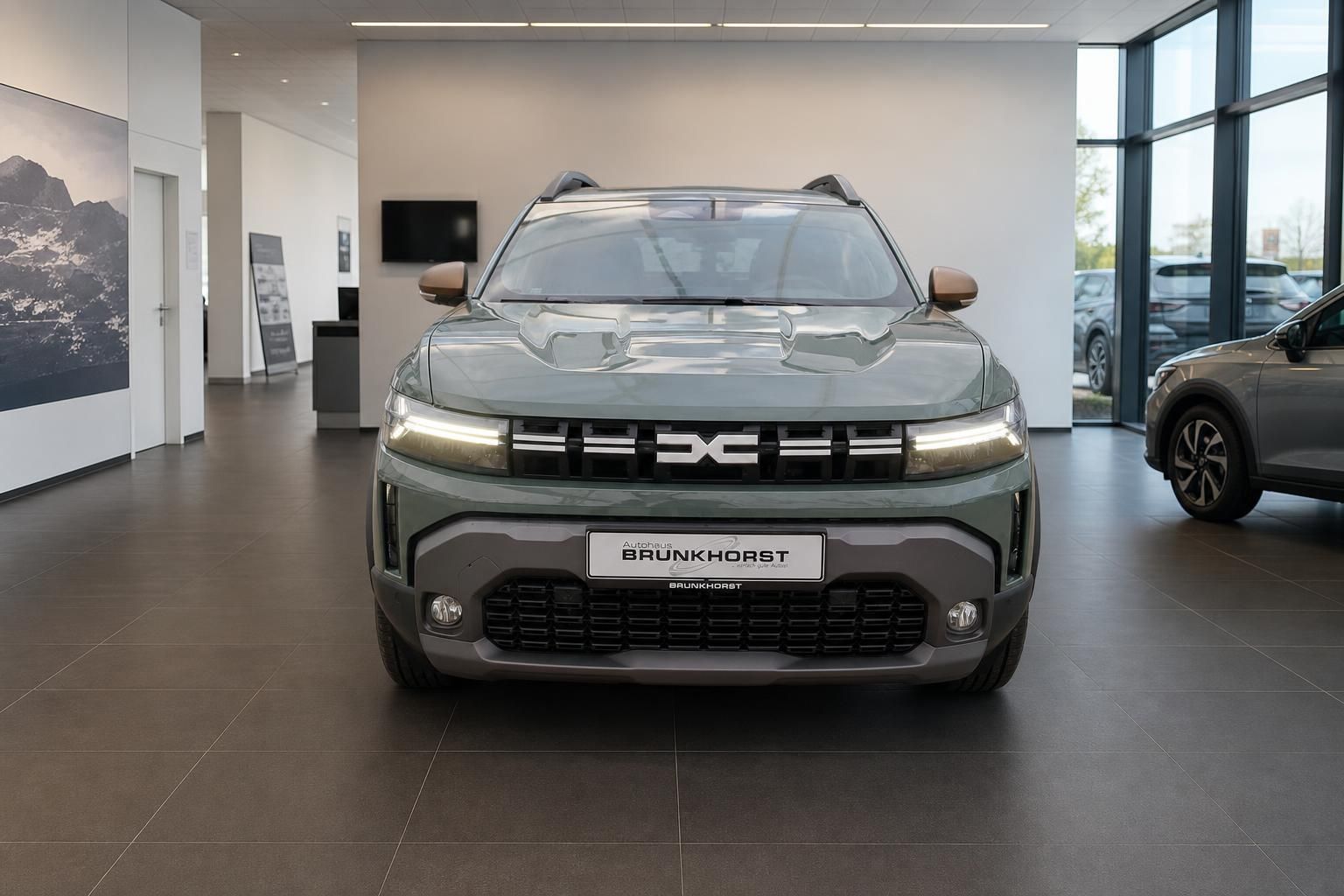 Dacia Duster grau - Frontansicht mit LED-Scheinwerfern im Autohaus Brunkhorst