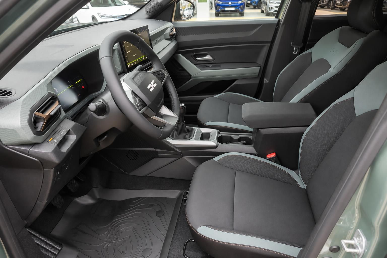 Dacia Duster Innenraum - Fahrersitz und Armaturenbrett mit grünen Akzenten