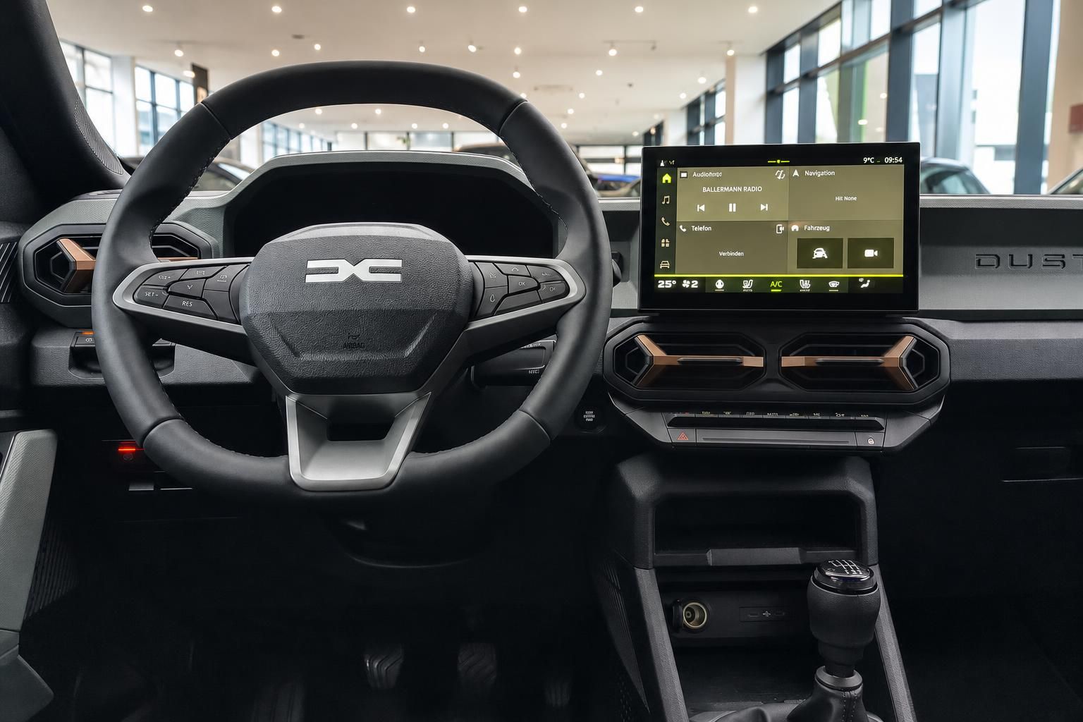 Cockpit mit Lenkrad und Touchscreen-Display im modernen Fahrzeug-Innenraum