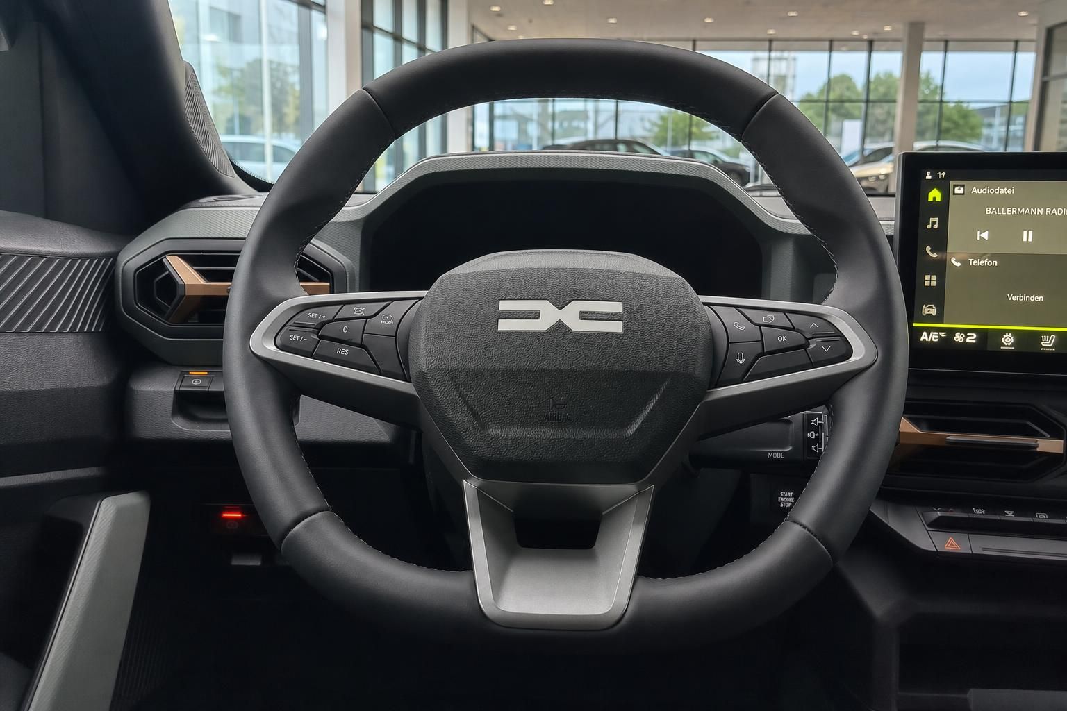 Dacia Duster Cockpit - Lenkrad mit DC Logo und Infotainment-Display