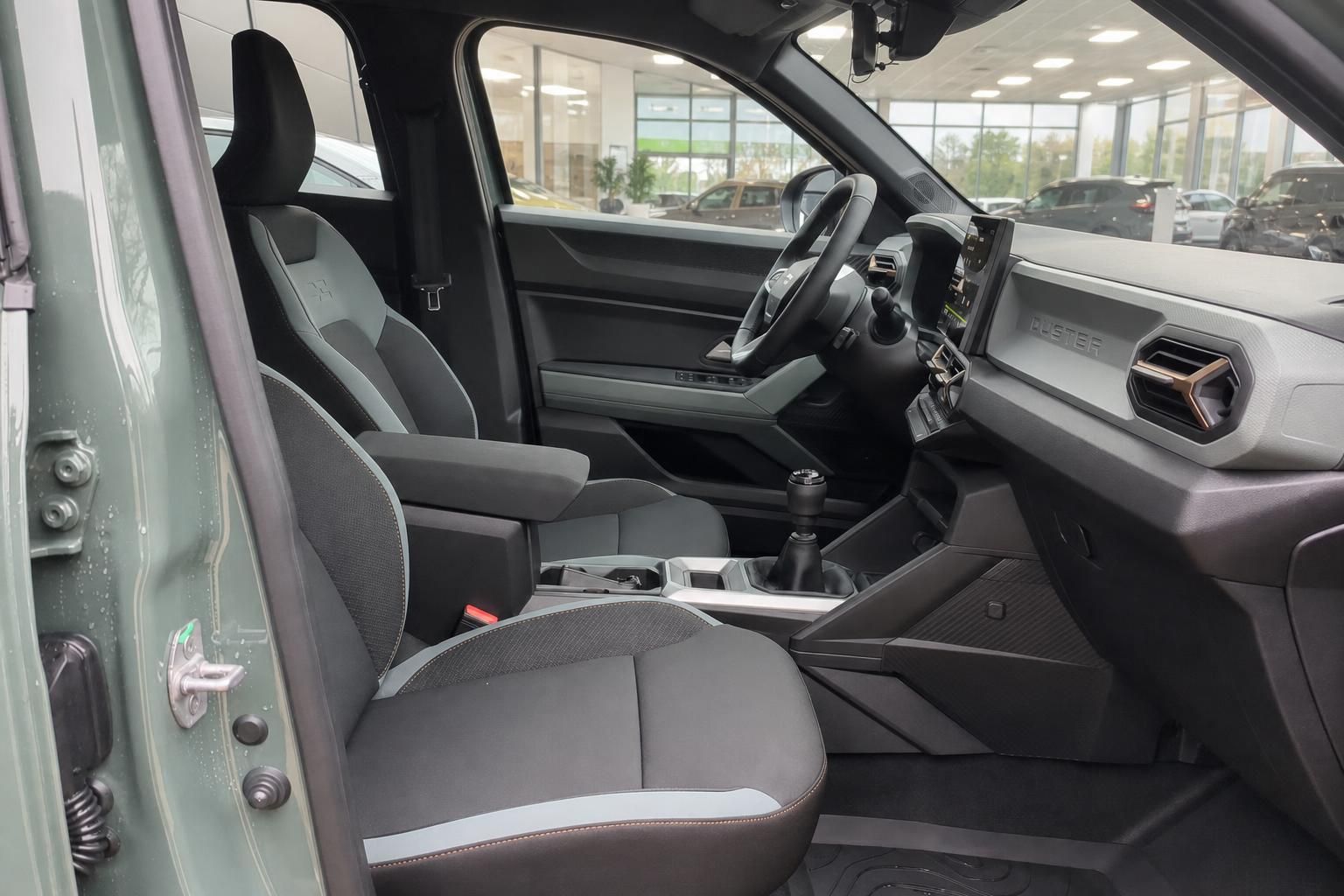Innenraum eines Fahrzeugs mit grauen Sitzen und moderner Ausstattung im Autohaus