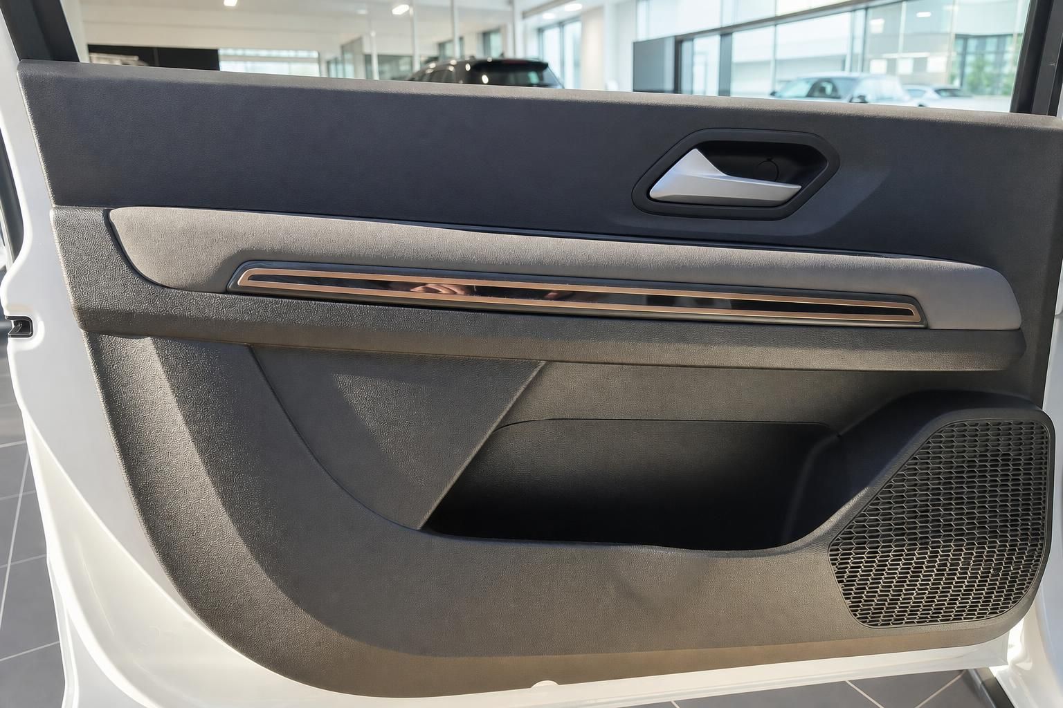 Fahrzeug Tuerverkleidung mit Holzdekor und Lautsprecher im Auto Innenraum