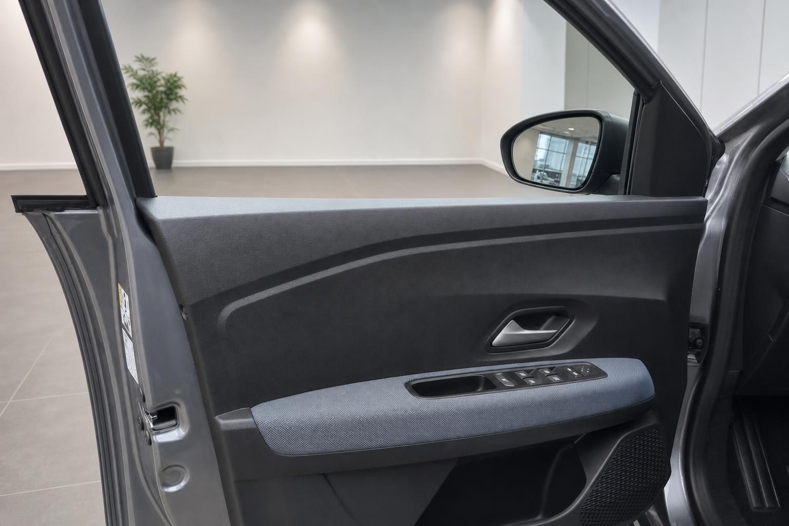 Türverkleidung mit Bedienelementen im Fahrzeuginnenraum
