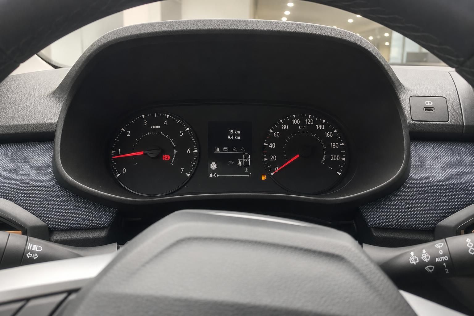 Cockpit-Ansicht mit Tacho und Bordcomputer im Fahrzeug