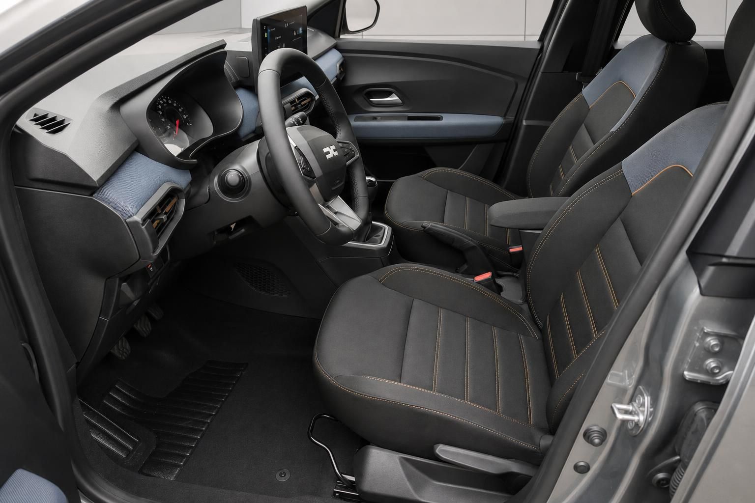 Dacia Sandero Innenraum mit Sportsitzen und Cockpit Detailansicht