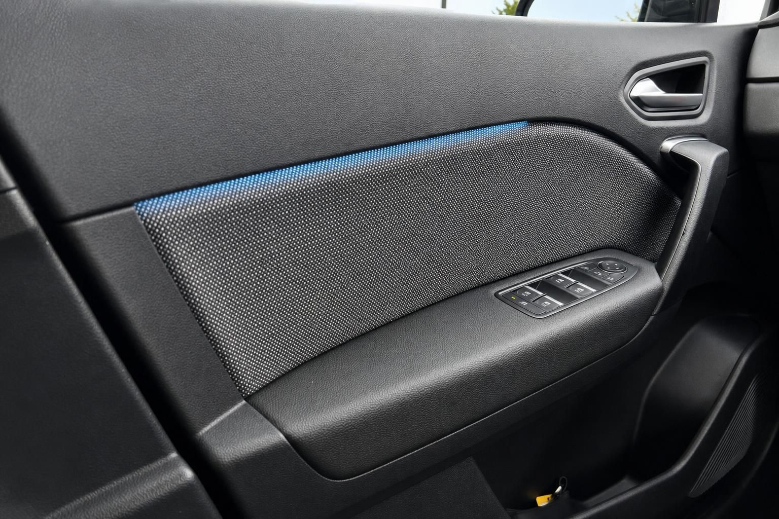 Autotür-Innenverkleidung mit blauer Ambientebeleuchtung und Fensterheber-Bedienfeld
