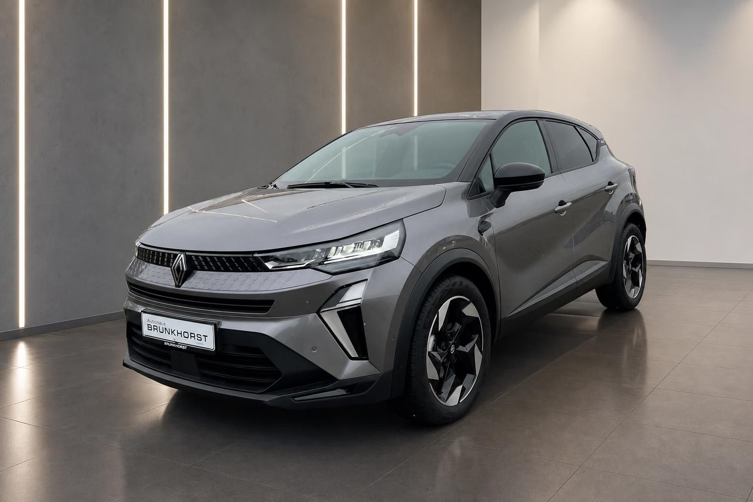 Renault Captur SUV in grau, Seitenansicht mit schwarzen Felgen im modernen Autohaus-Showroom