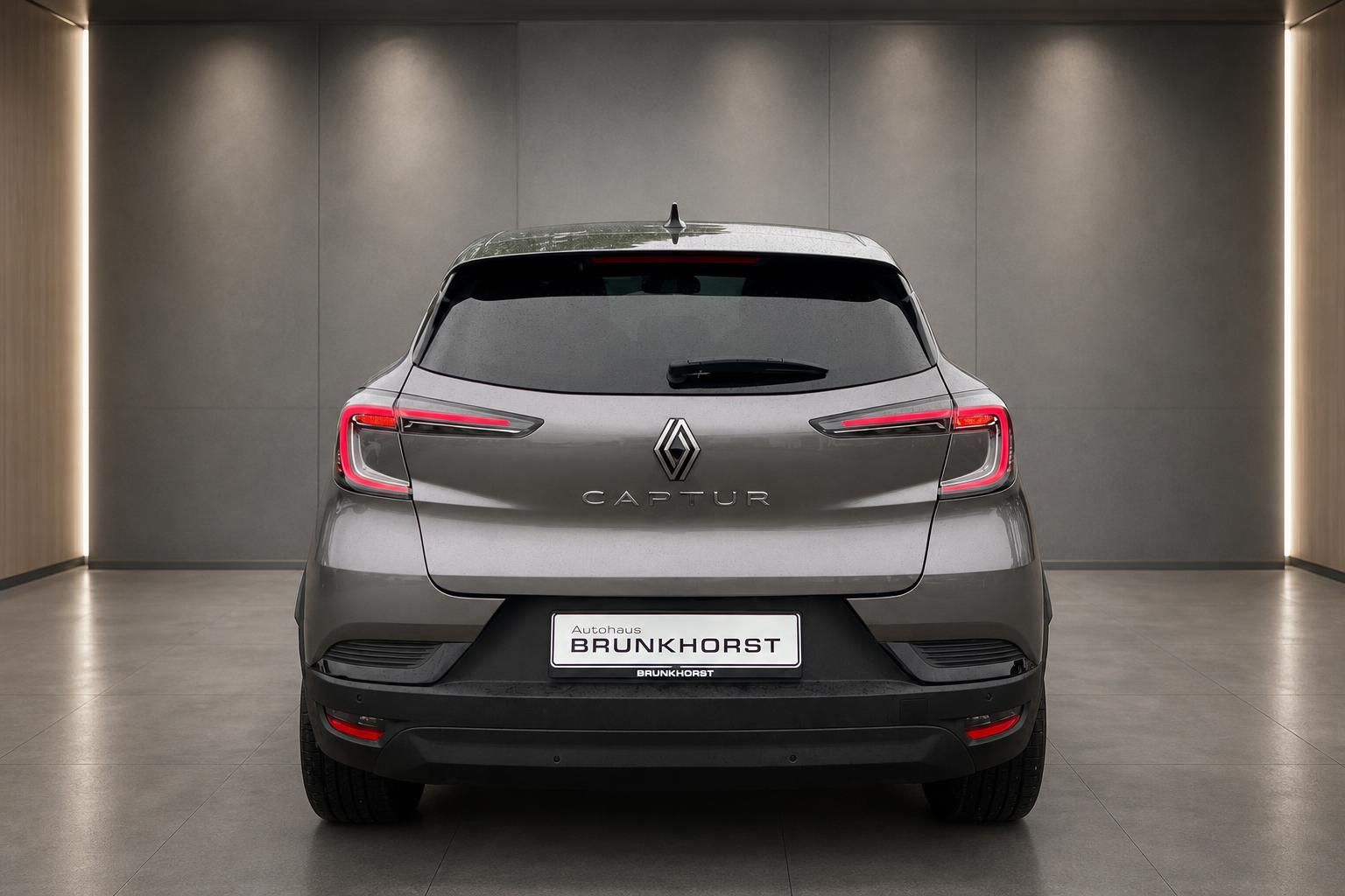 Renault Captur Heckansicht in grau mit LED-Rückleuchten im Autohaus Brunkhorst Showroom