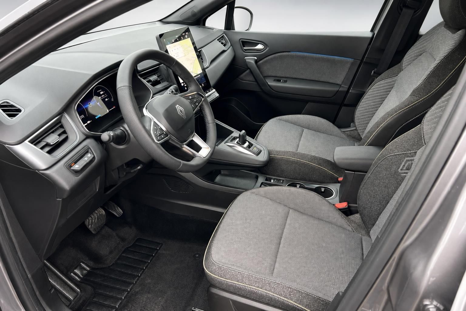 Renault Captur Innenraum mit grauer Stoffausstattung, Multifunktionslenkrad und Touchscreen-Display