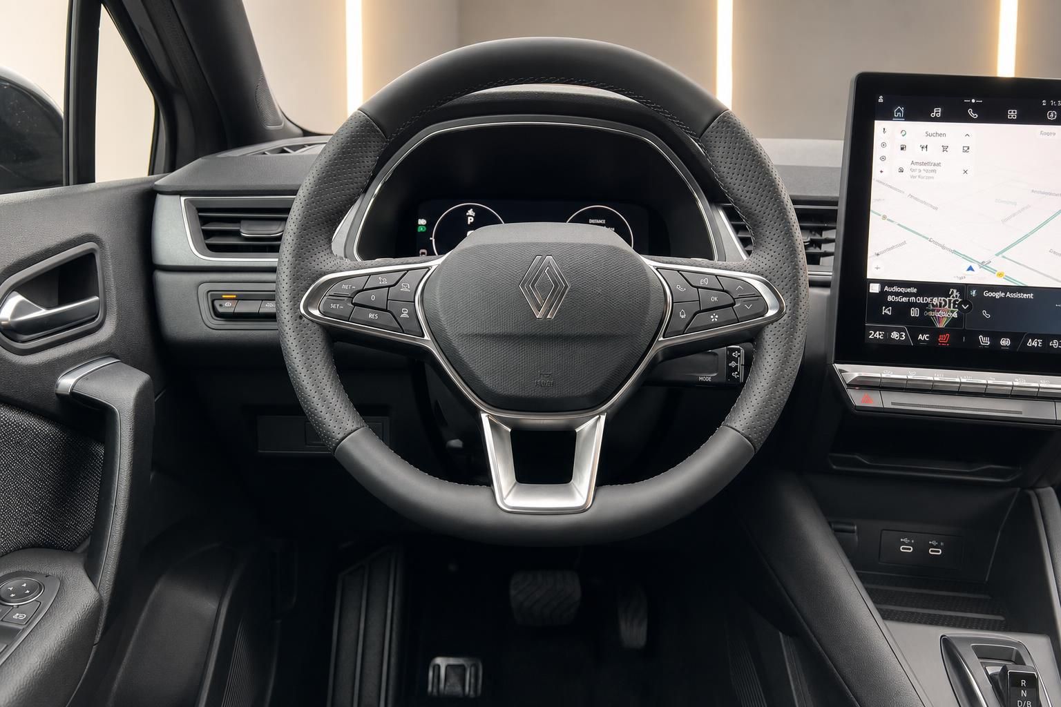 Renault Cockpit mit Lenkrad und digitalem Touchscreen-Infotainment-System