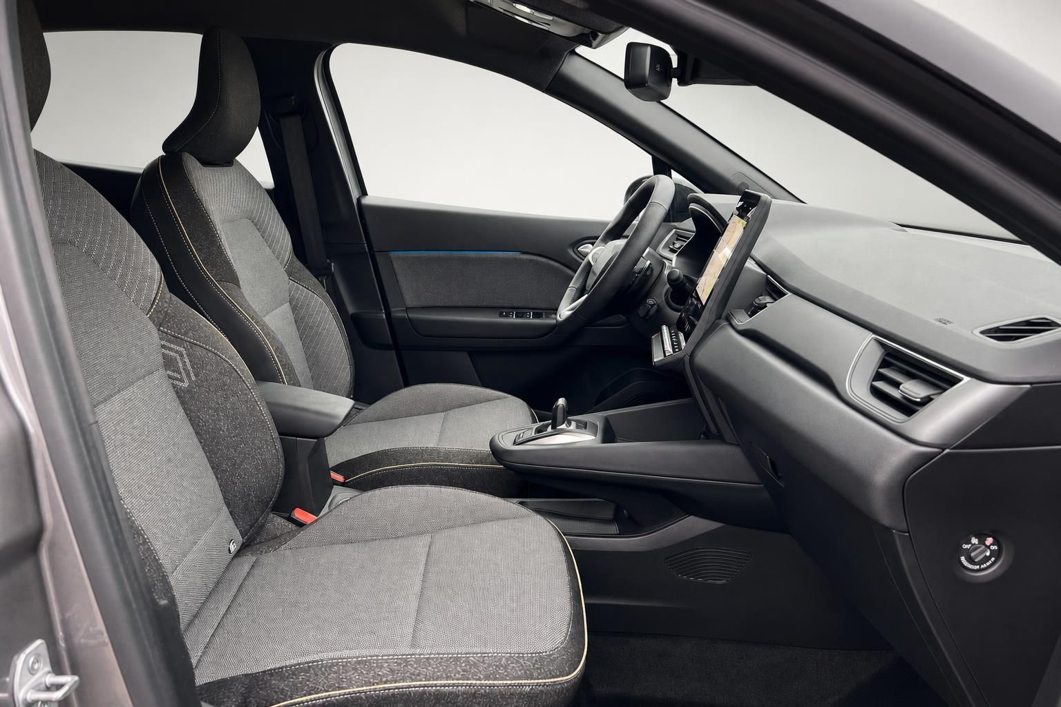 Renault Innenraum mit grauen Stoffsitzen und modernem Dashboard