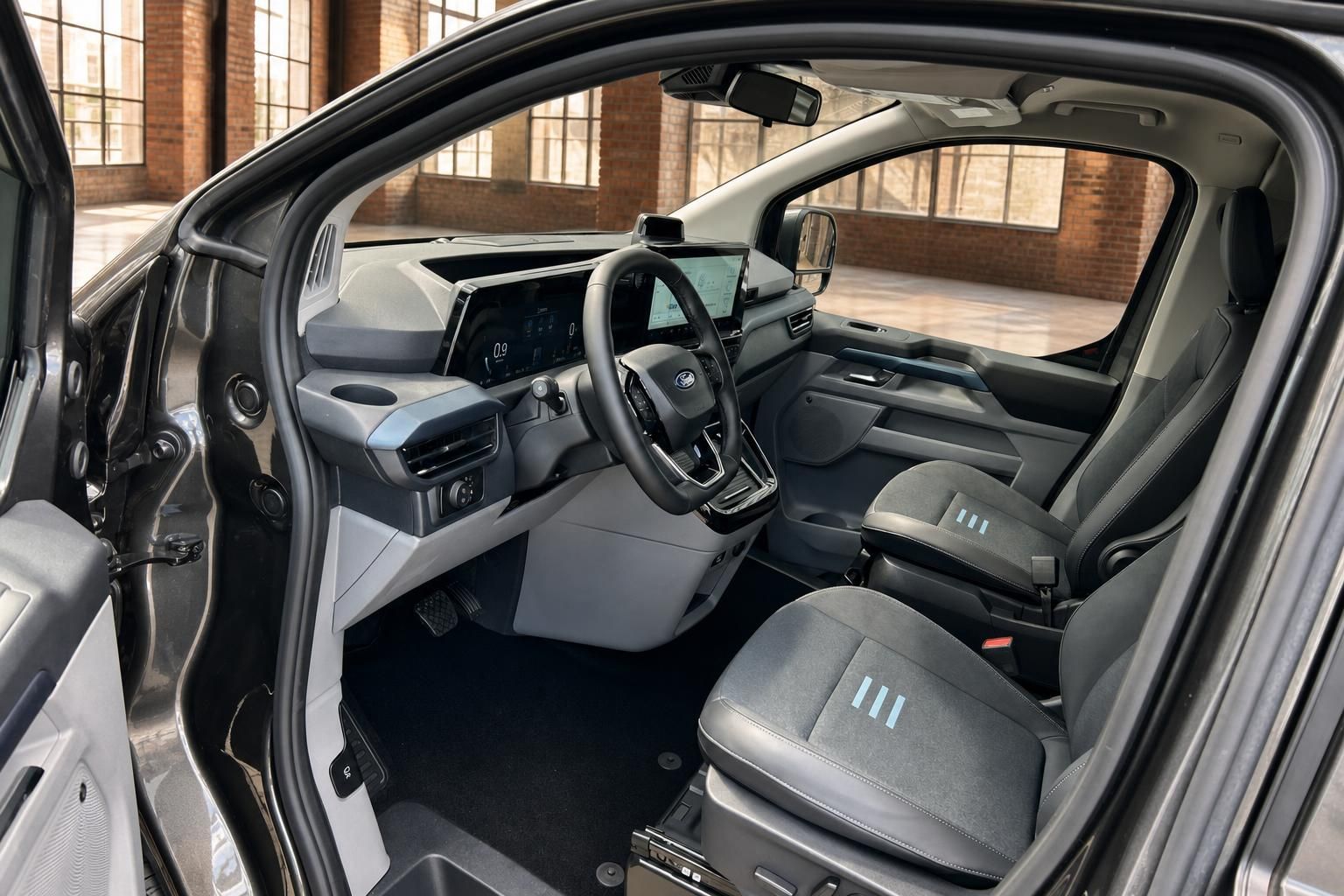 Ford Tourneo Custom Cockpit – Fahrersitz, Lenkrad mit Ford-Logo und großem Touchscreen-Display