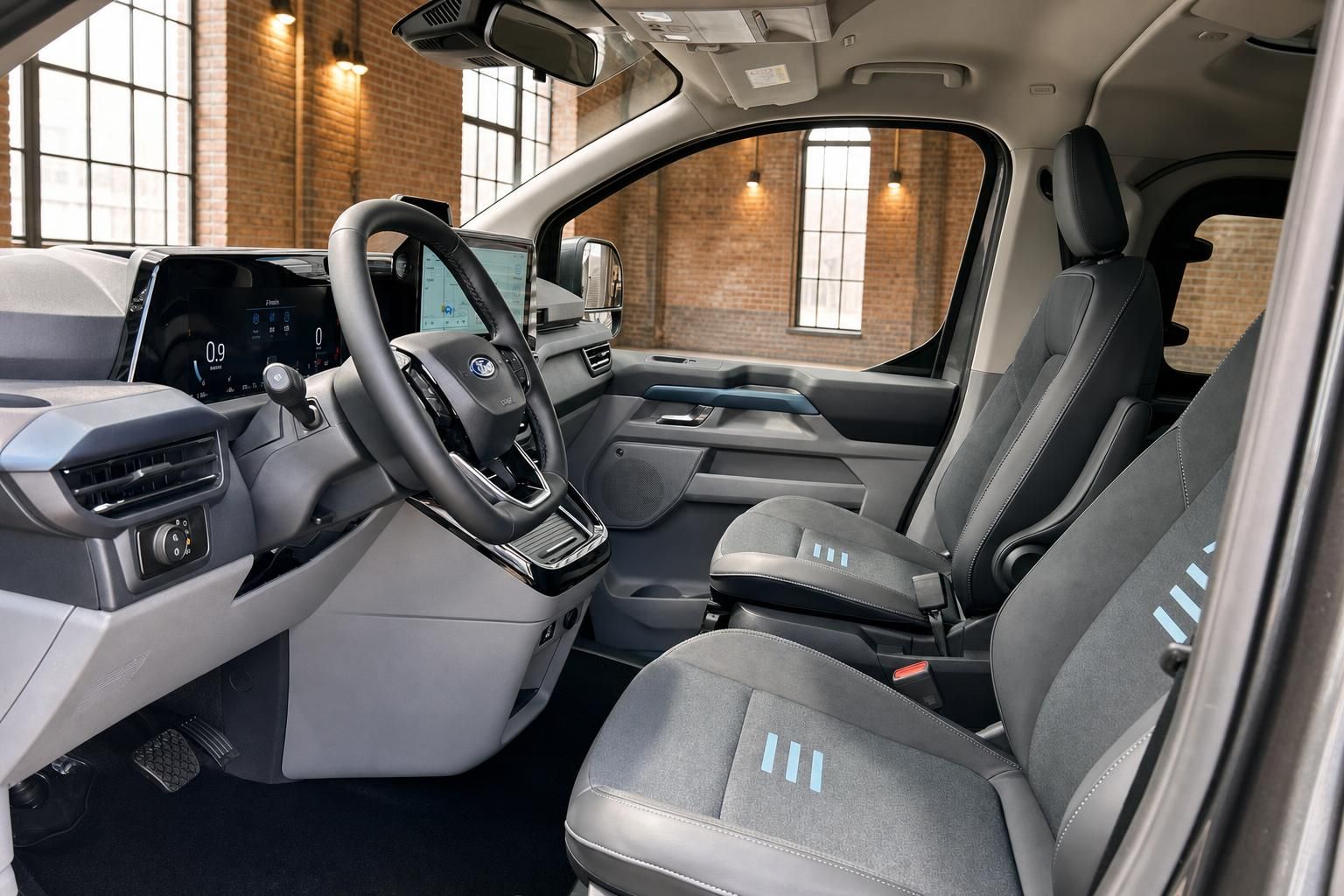 Ford Transit Custom Fahrerraum mit Lenkrad, Touchscreen und Beifahrersitz in grauem Interieur