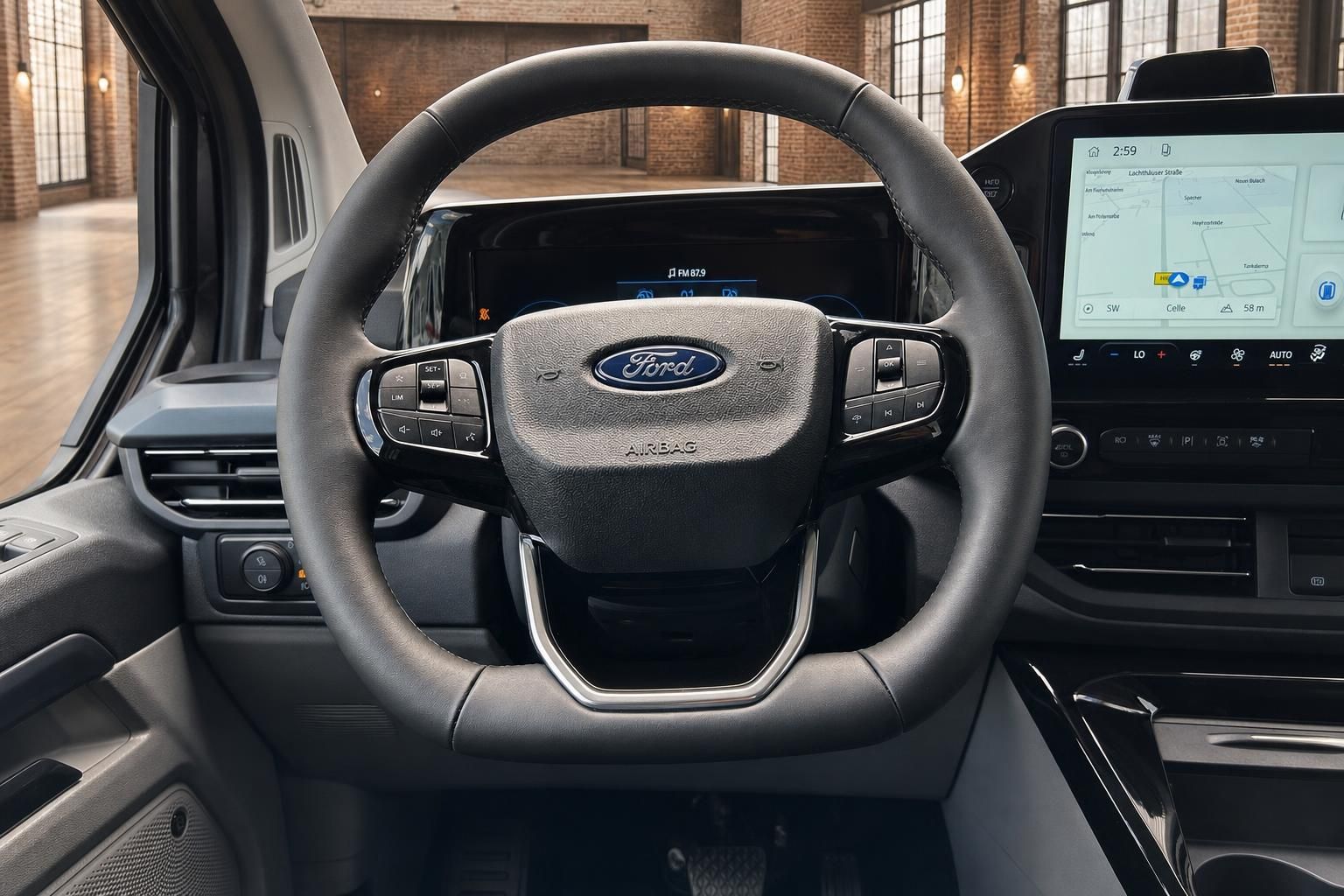 Ford Transit Custom Lenkrad mit Ford-Logo, Multifunktionstasten und Navigationsdisplay