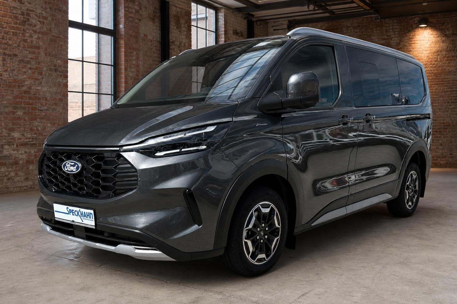 Ford Tourneo Custom dunkelgrau Frontansicht schräg rechts im Autohaus