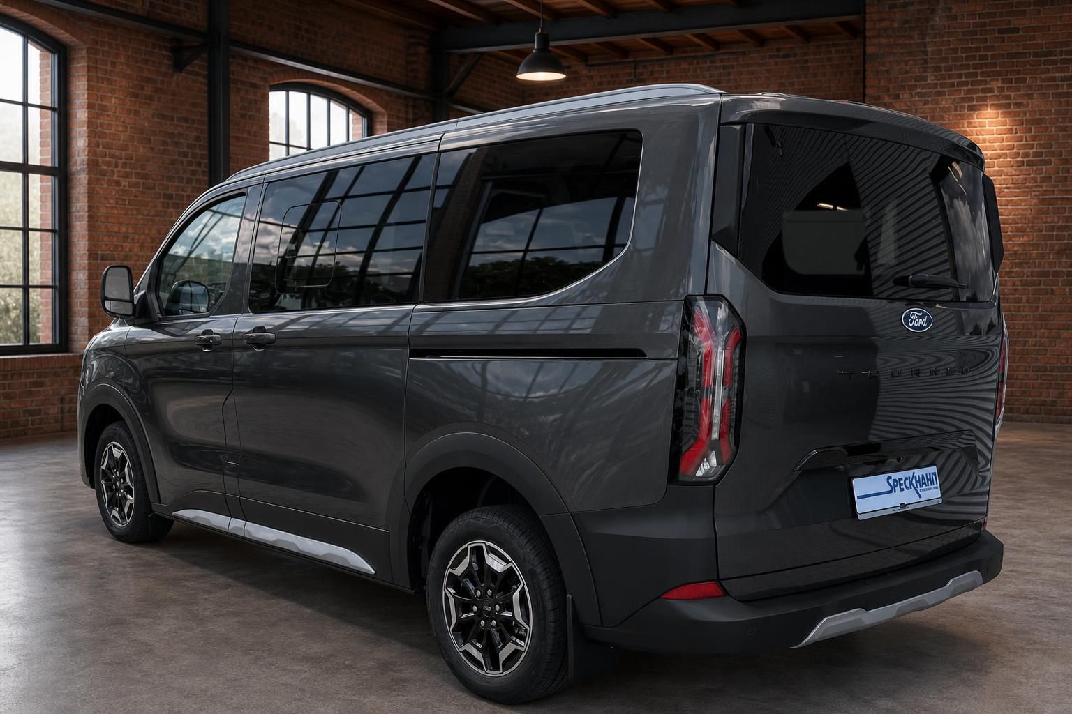 Ford Tourneo Custom grau Heckansicht schräg rechts im Showroom