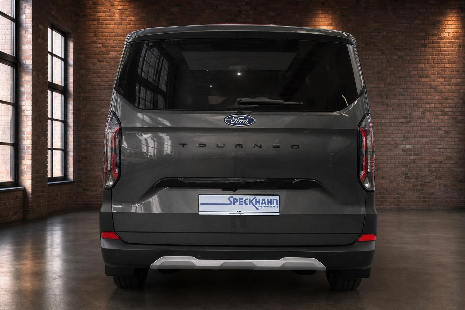 Ford Tourneo Custom grau direkte Heckansicht mit TOURNEO-Schriftzug