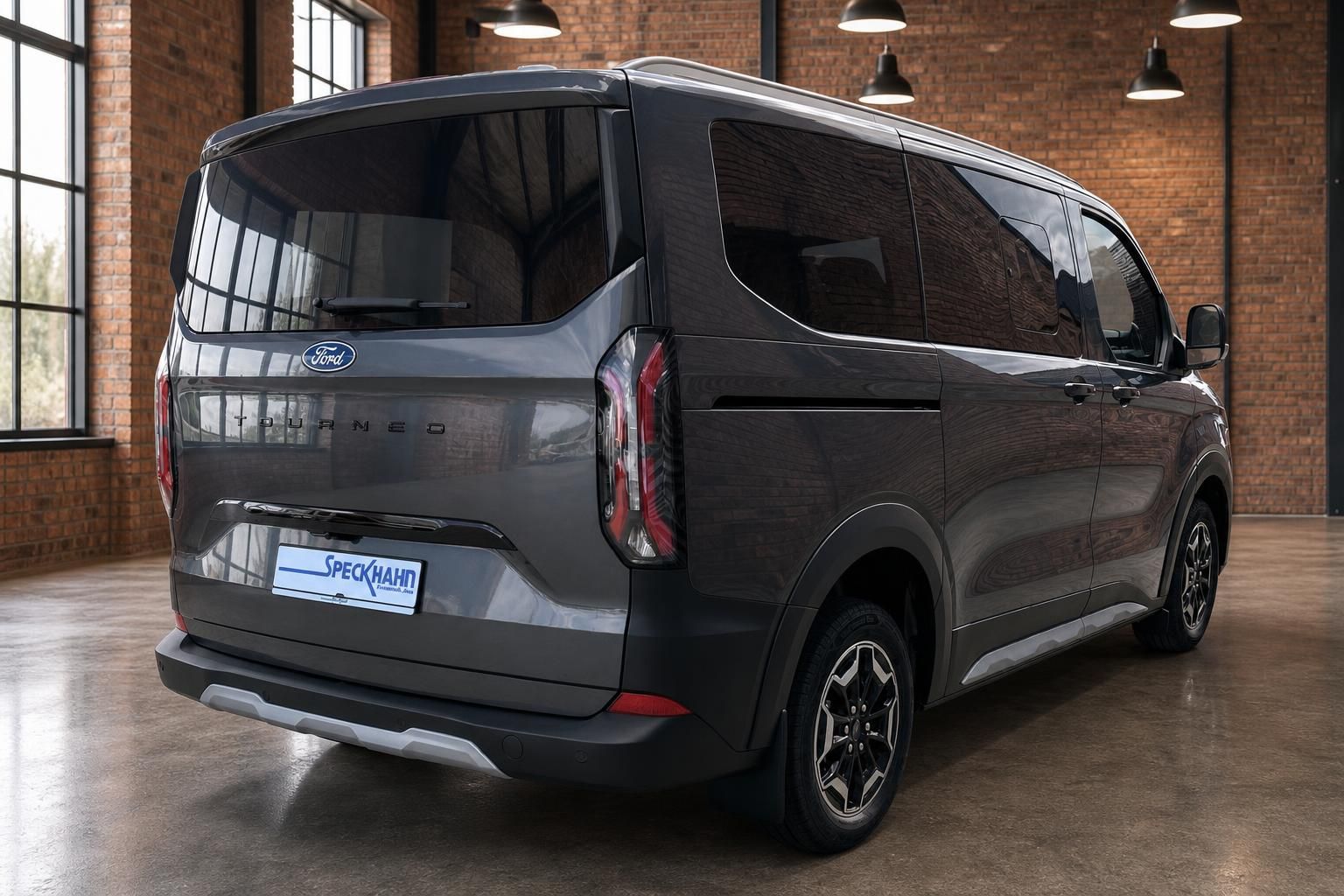 Ford Tourneo Custom grau Heckansicht schräg links mit LED-Rückleuchten