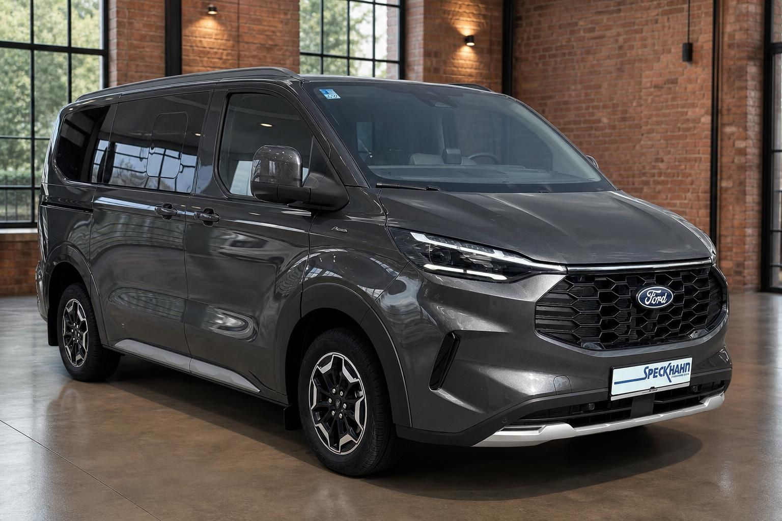 Ford Tourneo Custom grau Frontansicht schräg links im Showroom