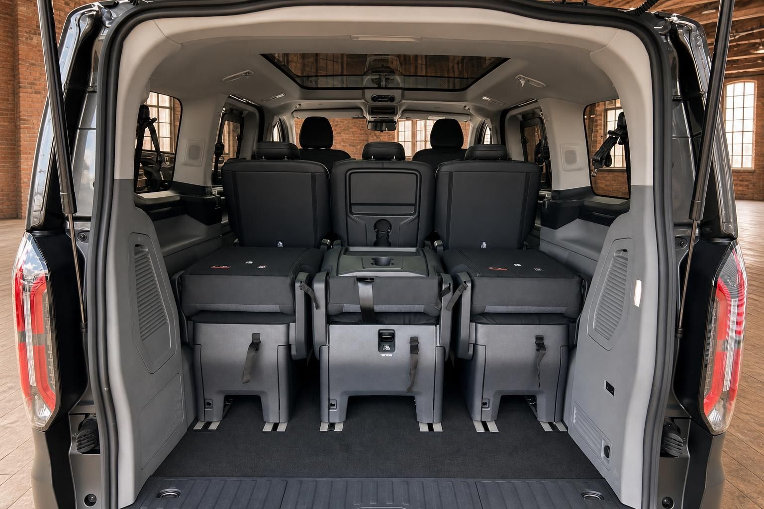 Ford Tourneo Custom Innenraum – Laderaum mit umgeklappten Einzelsitzen und großem Kofferraumvolumen