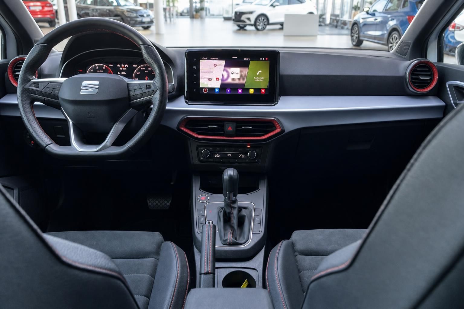 SEAT Cockpit Armaturenbrett mit Touchscreen und Schaltknauf