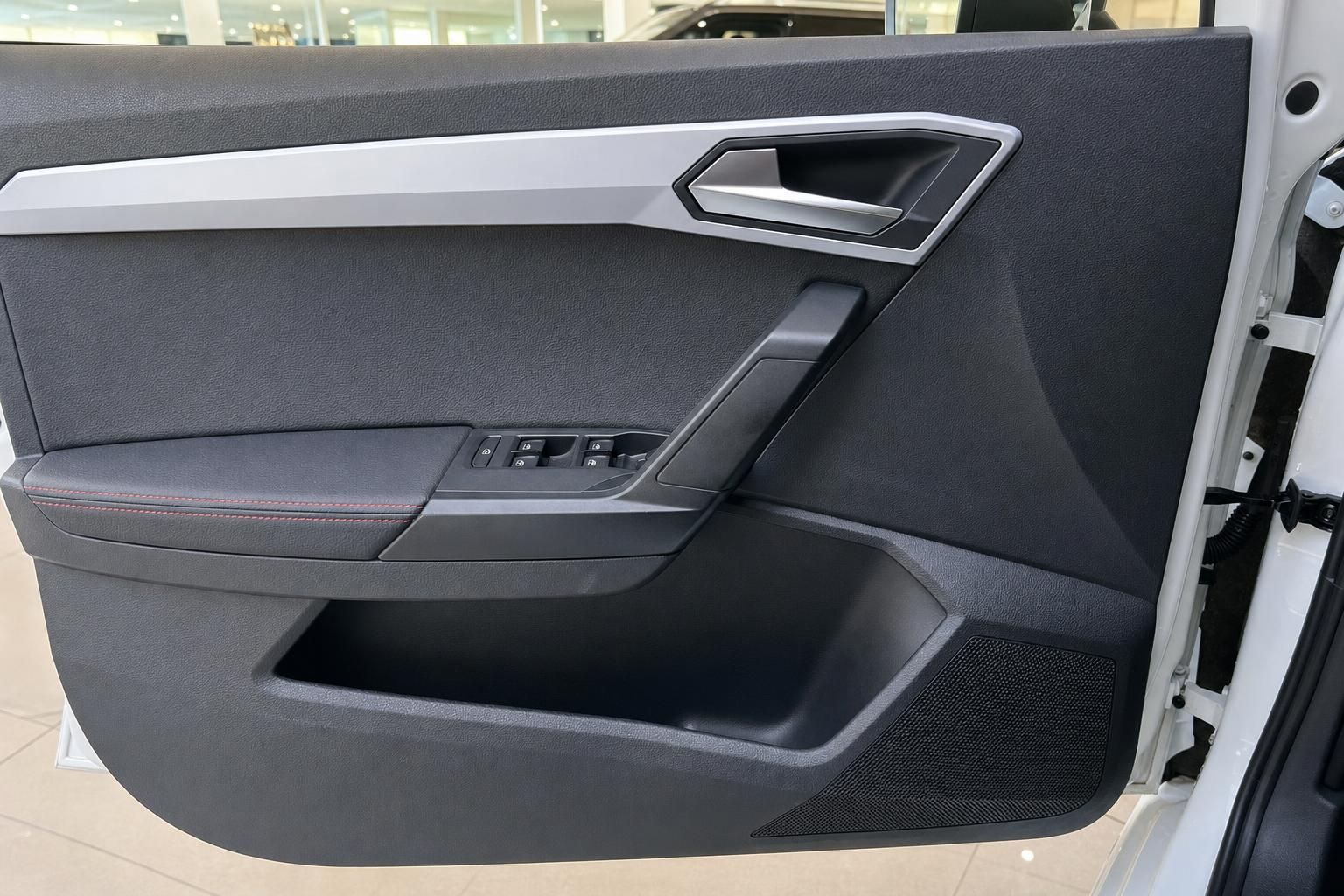 Seat Innenraum Türverkleidung mit rotem Ziernaht-Detail