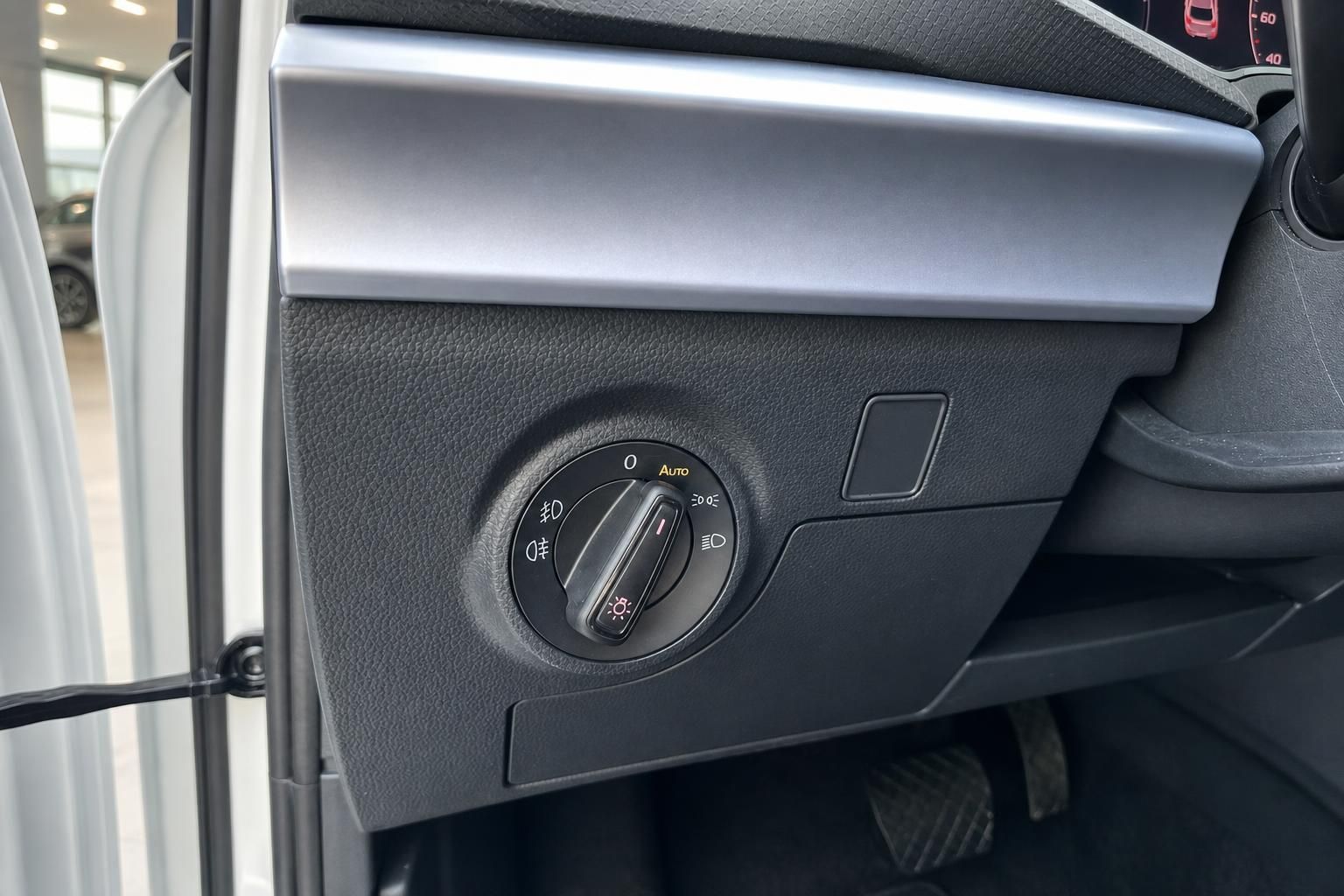 Lichtschalter und Cockpit-Detail im Seat Fahrzeuginnenraum