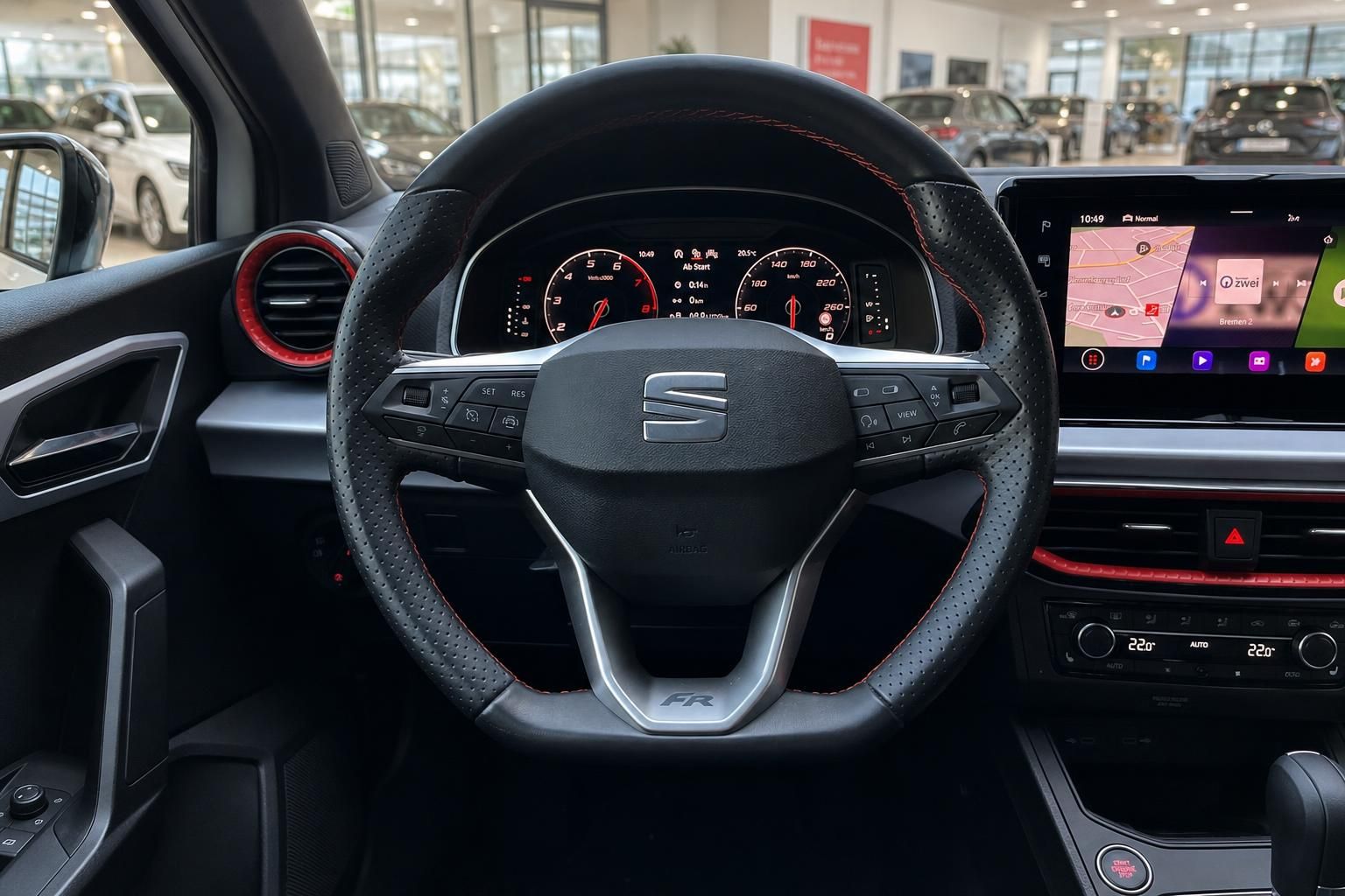 Seat FR Lenkrad mit Cockpit und Navigationsdisplay im Innenraum
