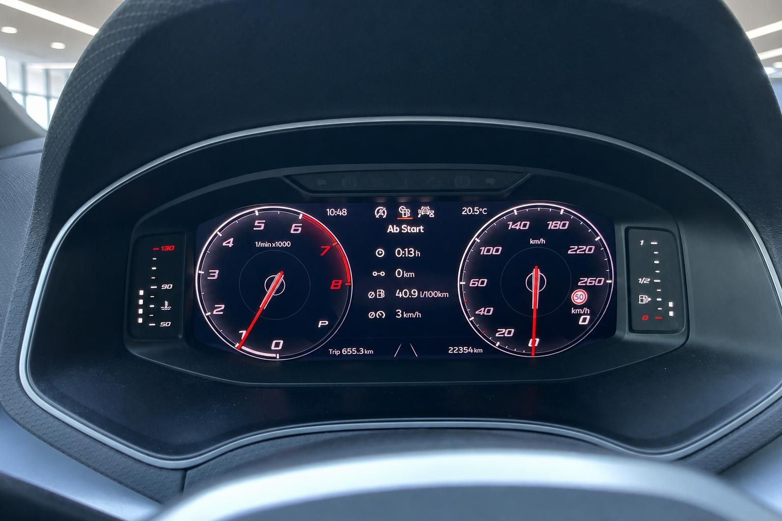 Digitales Cockpit mit Tacho und Drehzahlmesser im Seat