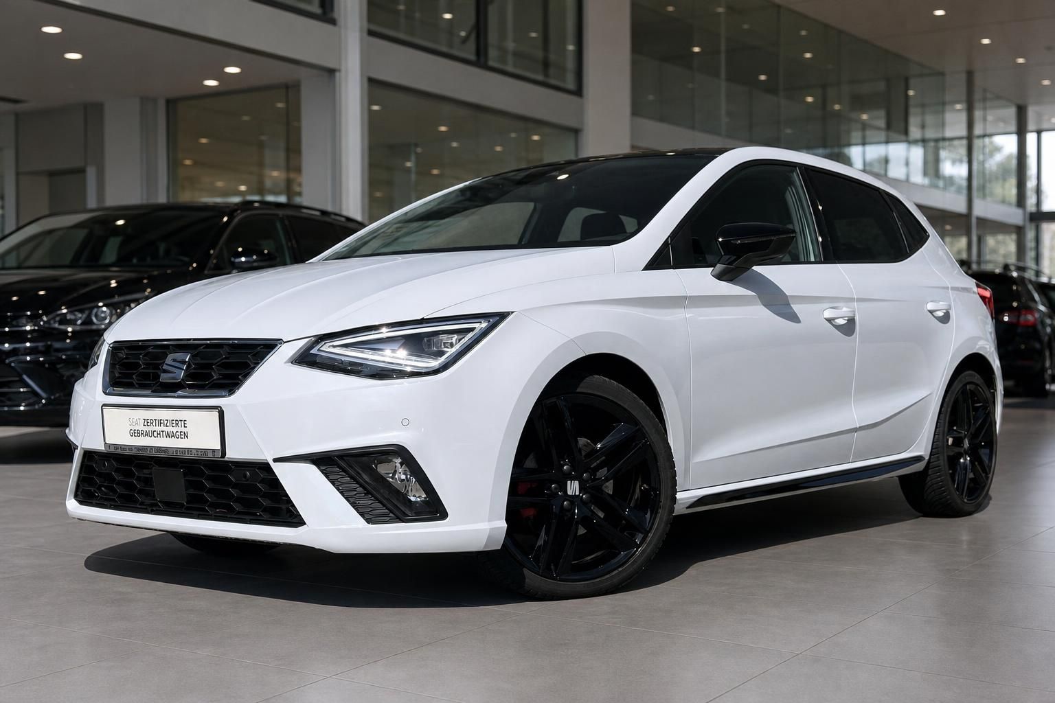 SEAT Ibiza FR weiß Frontansicht schräg im Autohaus mit LED-Scheinwerfern
