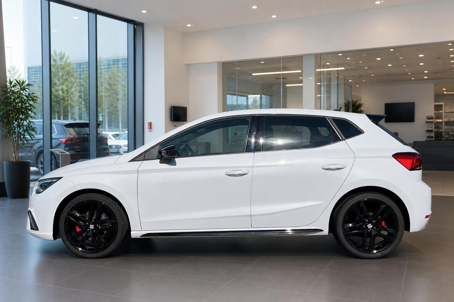 SEAT Ibiza FR weiß Seitenansicht mit schwarzen Sportfelgen im Showroom