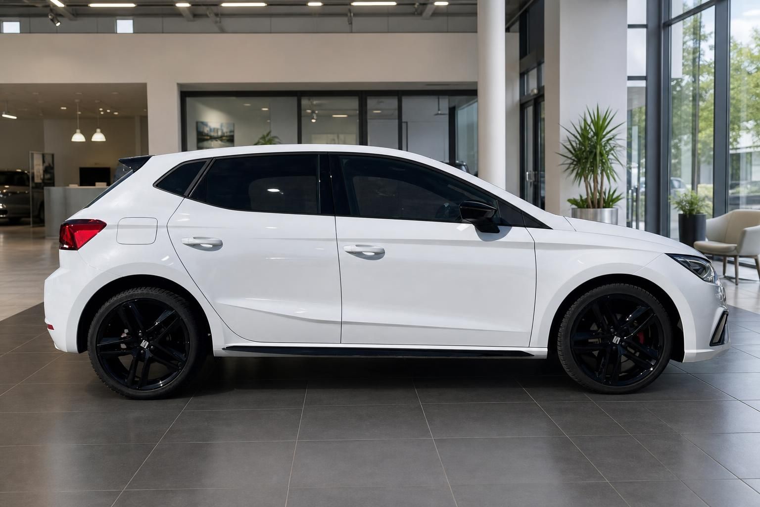 SEAT Ibiza FR weiß Seitenansicht im modernen Autohaus-Showroom