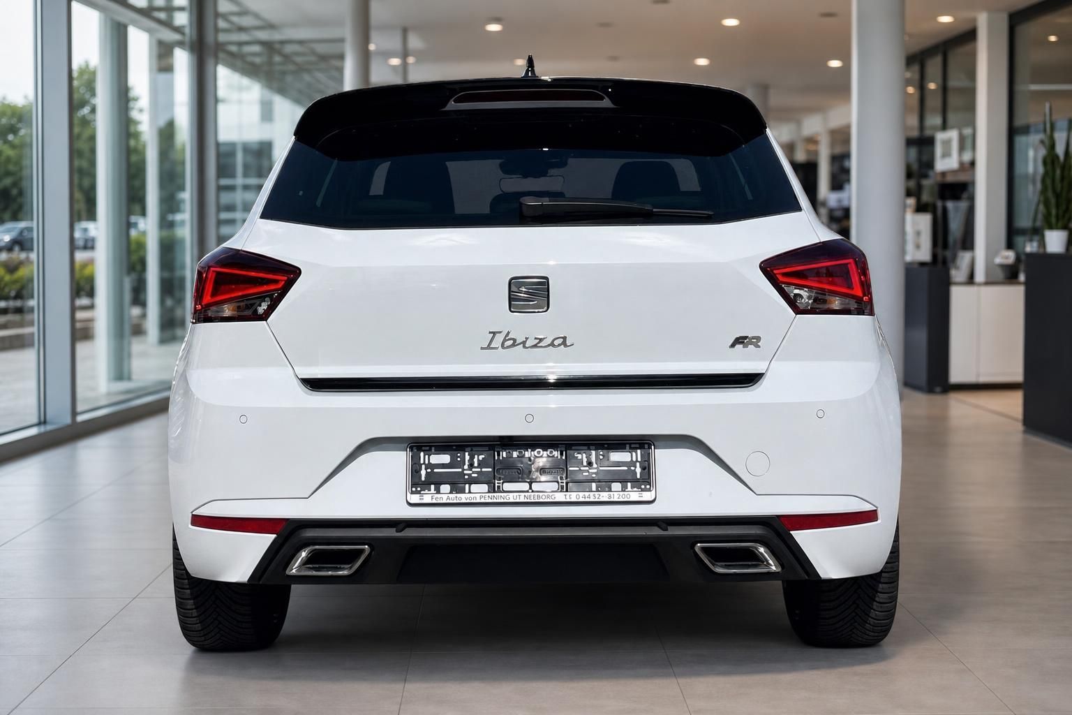 SEAT Ibiza FR weiss Heckansicht im Autohaus Showroom