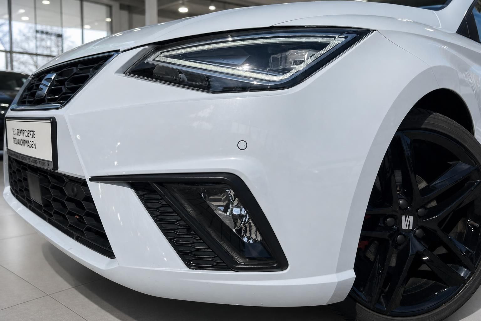 SEAT Ibiza weiss Frontstossstange und LED-Scheinwerfer Detail