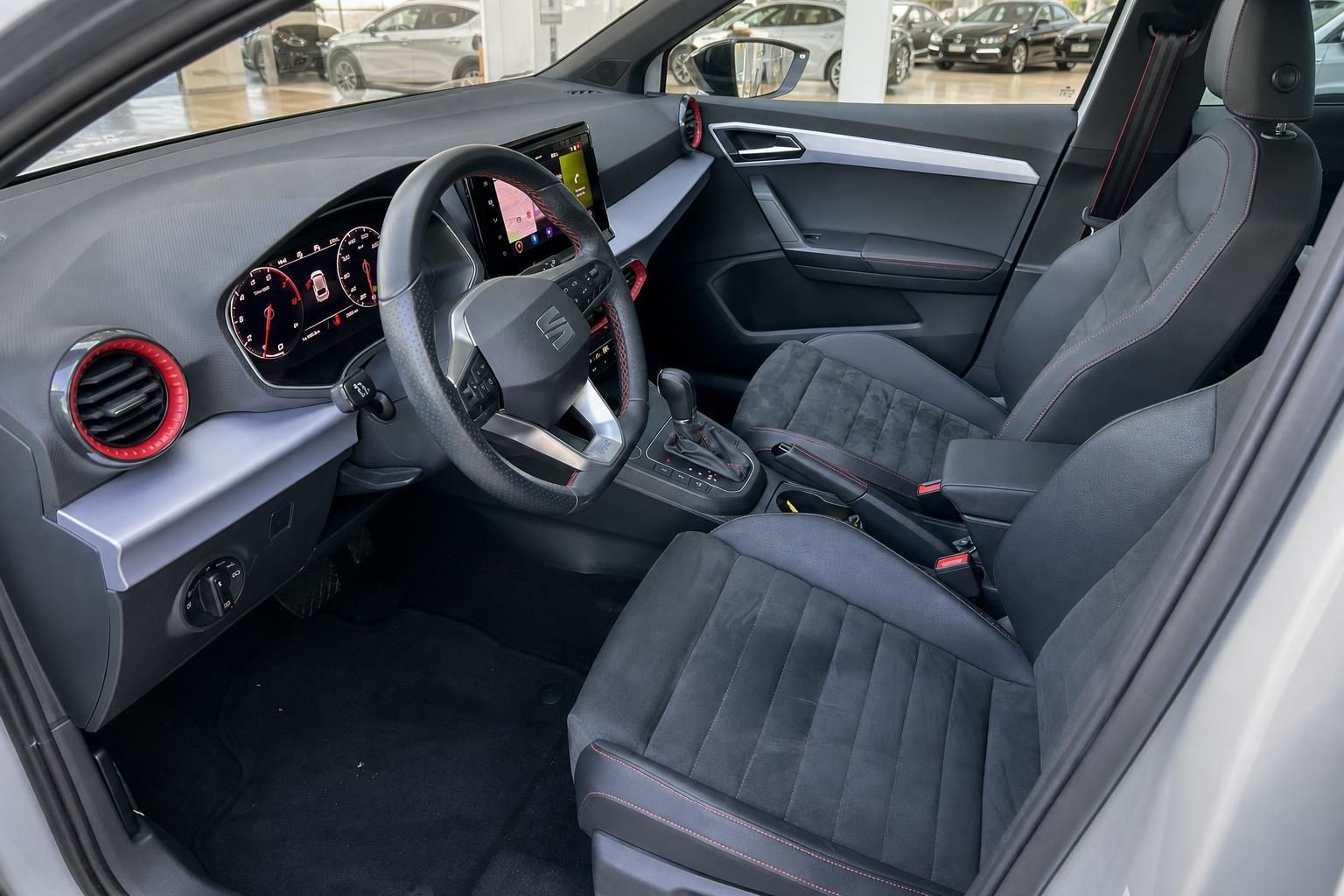 SEAT Innenraum Cockpit mit Lenkrad und Sportsitzen Vorderansicht