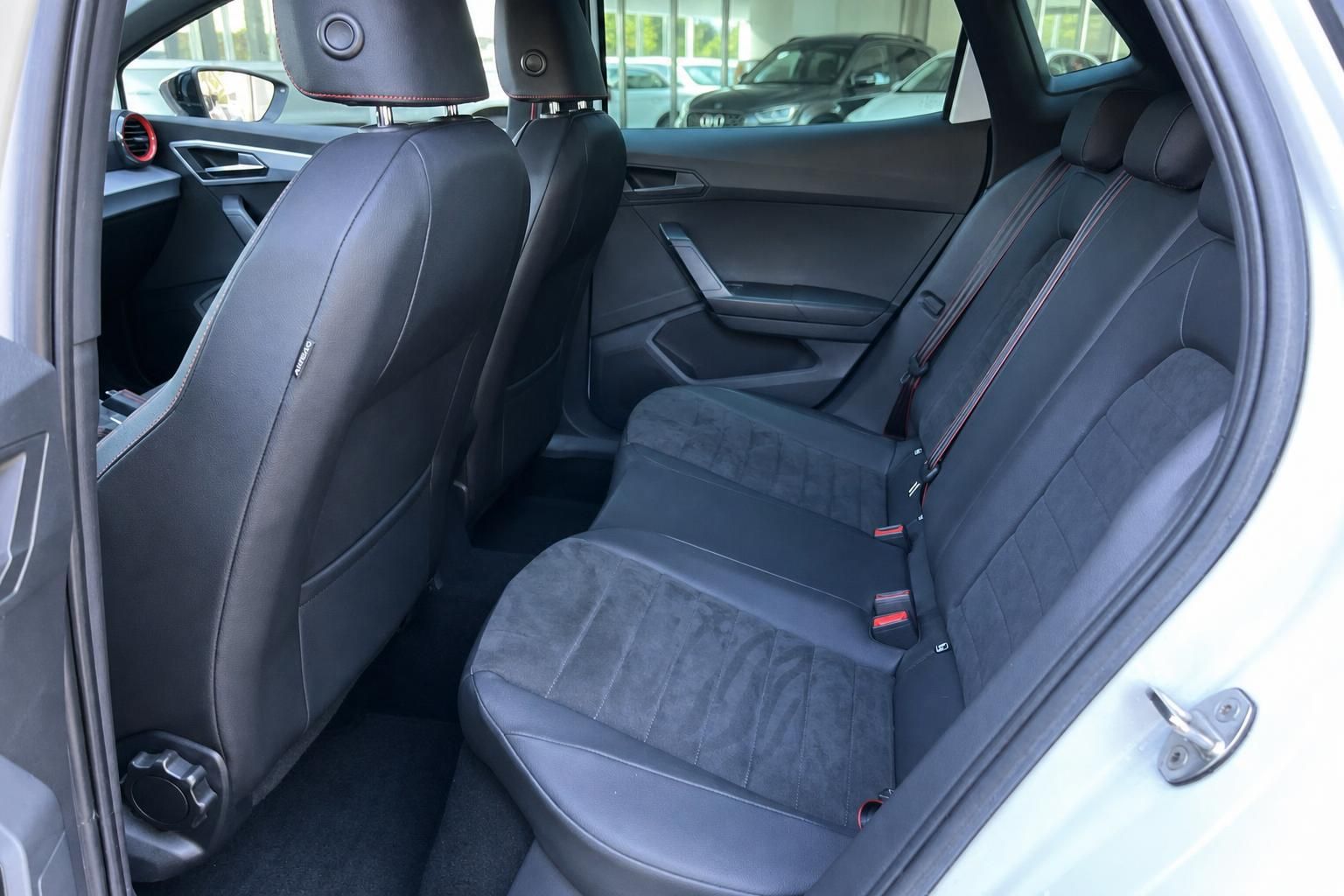 SEAT Fondsitze Innenraum mit schwarzer Lederausstattung
