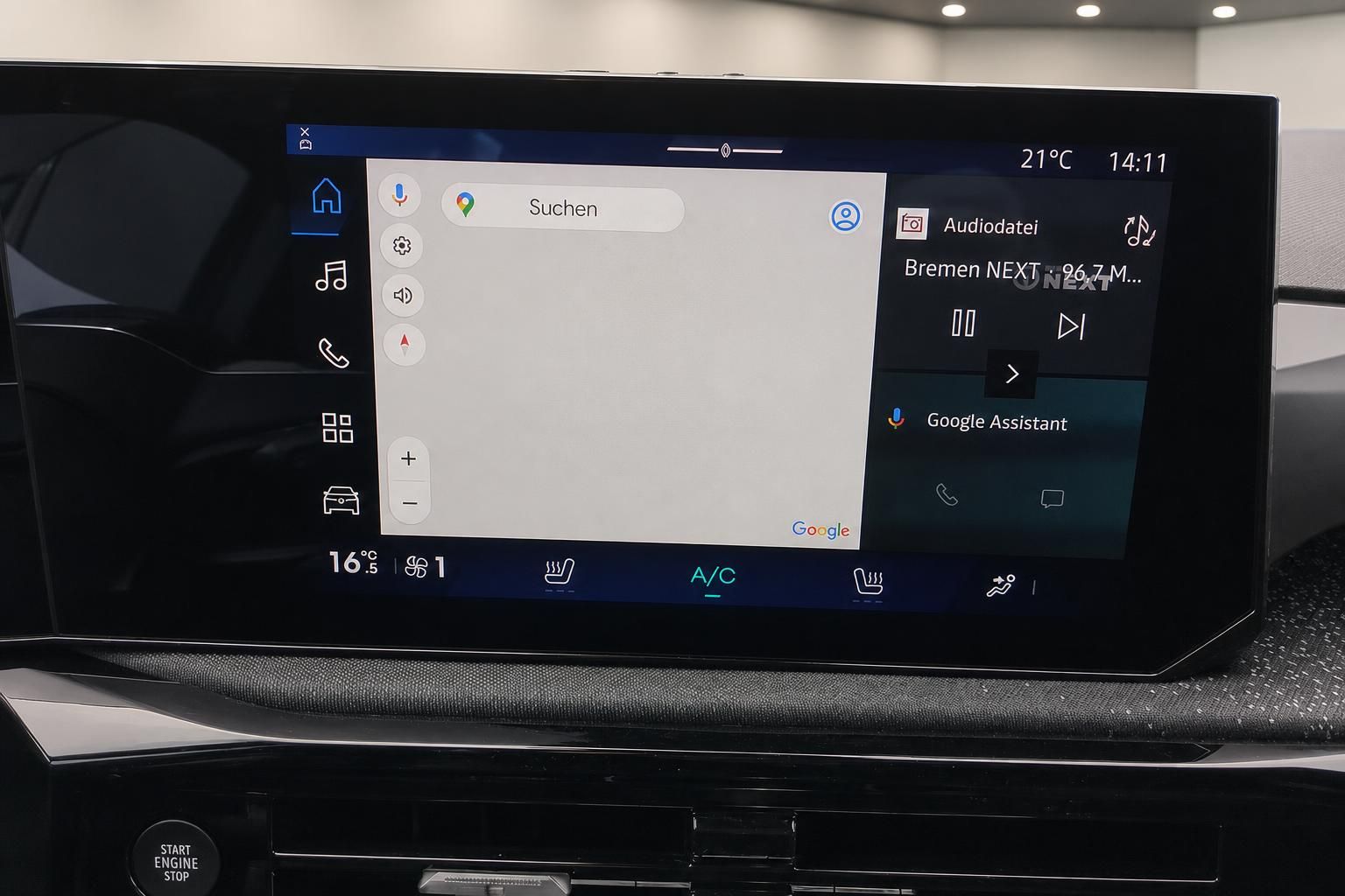 Infotainment-Display mit Google Assistant und Klimabedienung im Fahrzeug