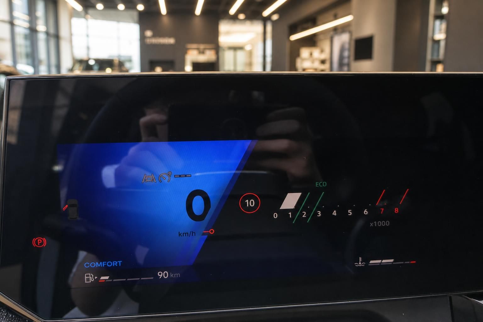 Digitales Kombiinstrument mit Tachoanzeige und Comfort-Modus im Fahrzeug