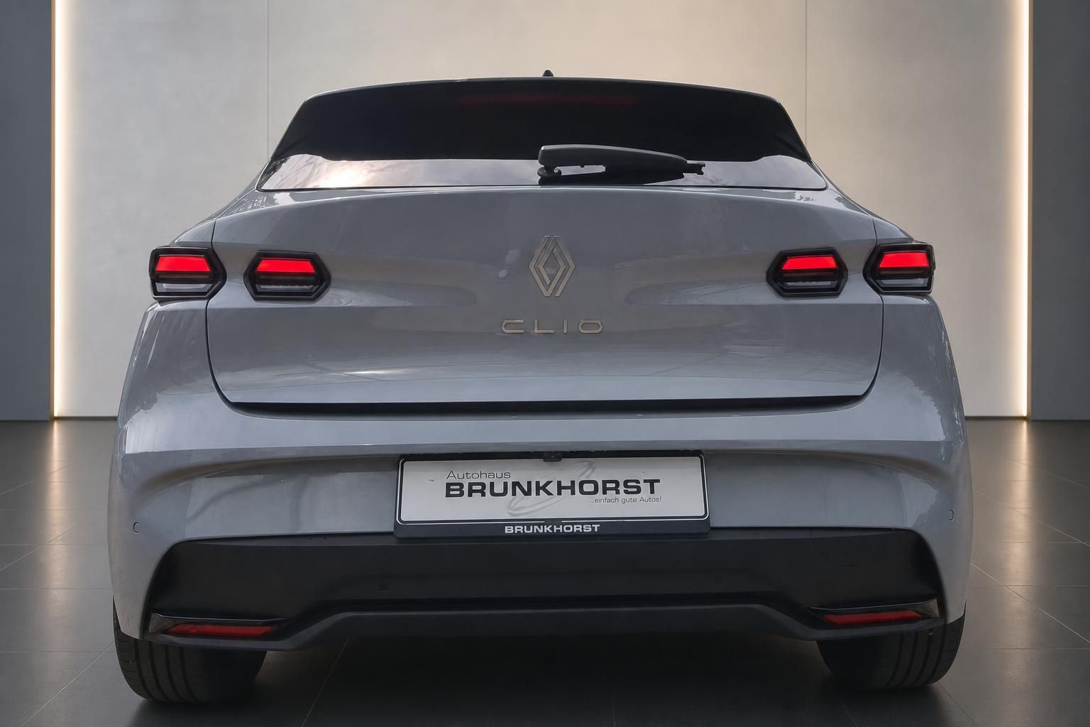 Renault Clio grau, Heckansicht mit LED-Rückleuchten und Clio-Schriftzug