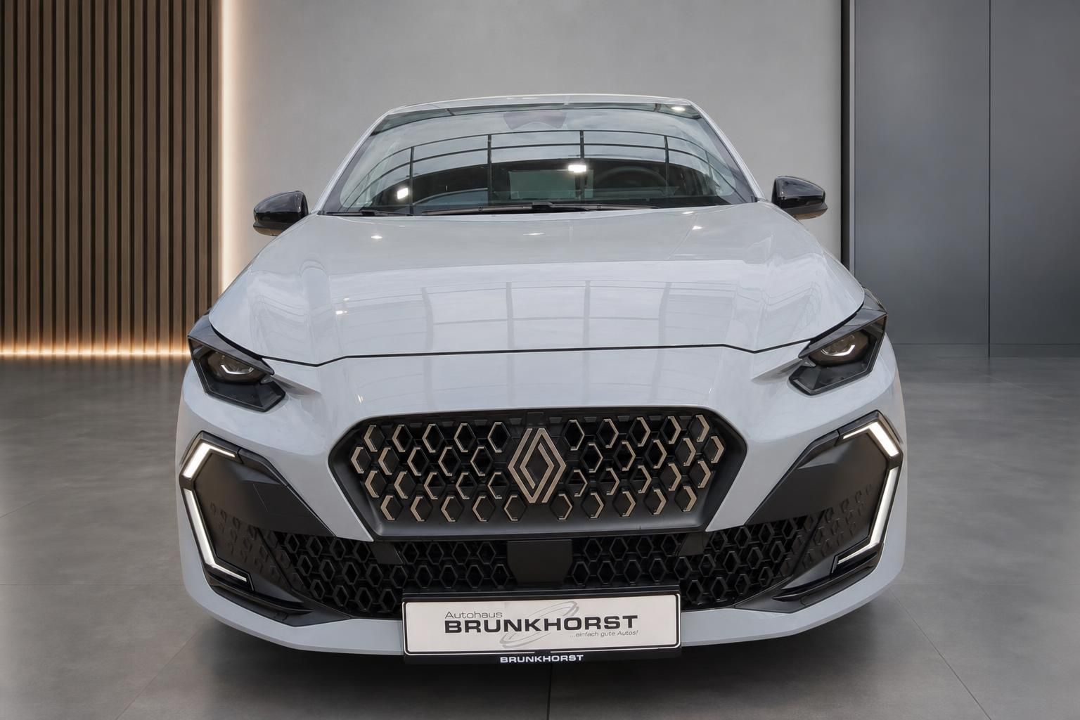 Renault Clio weiß, Frontansicht mit markantem Kühlergrill und LED-Scheinwerfern
