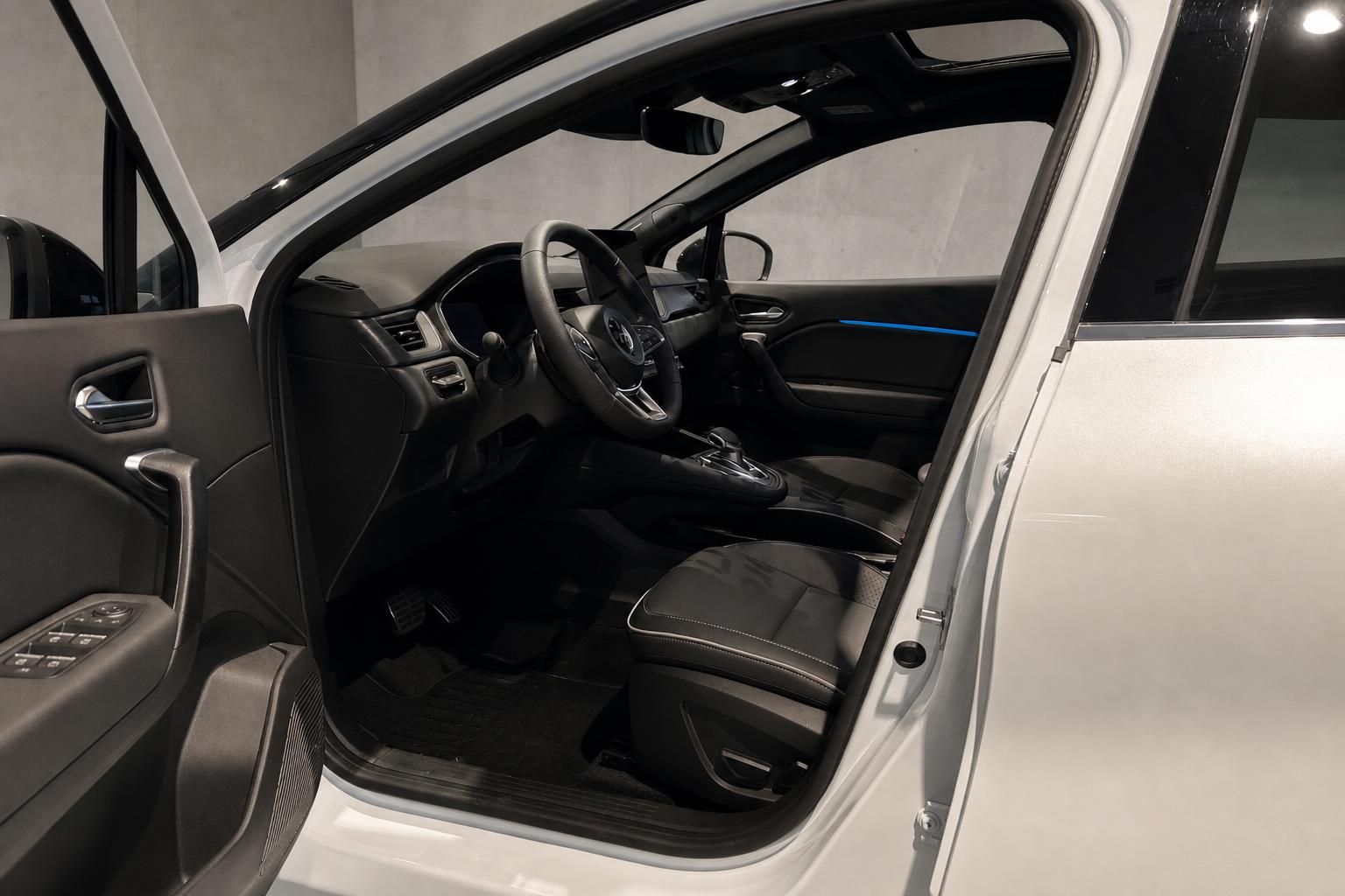 Innenraum mit Ledersitzen und Cockpit bei geoeffneter Fahrertuer
