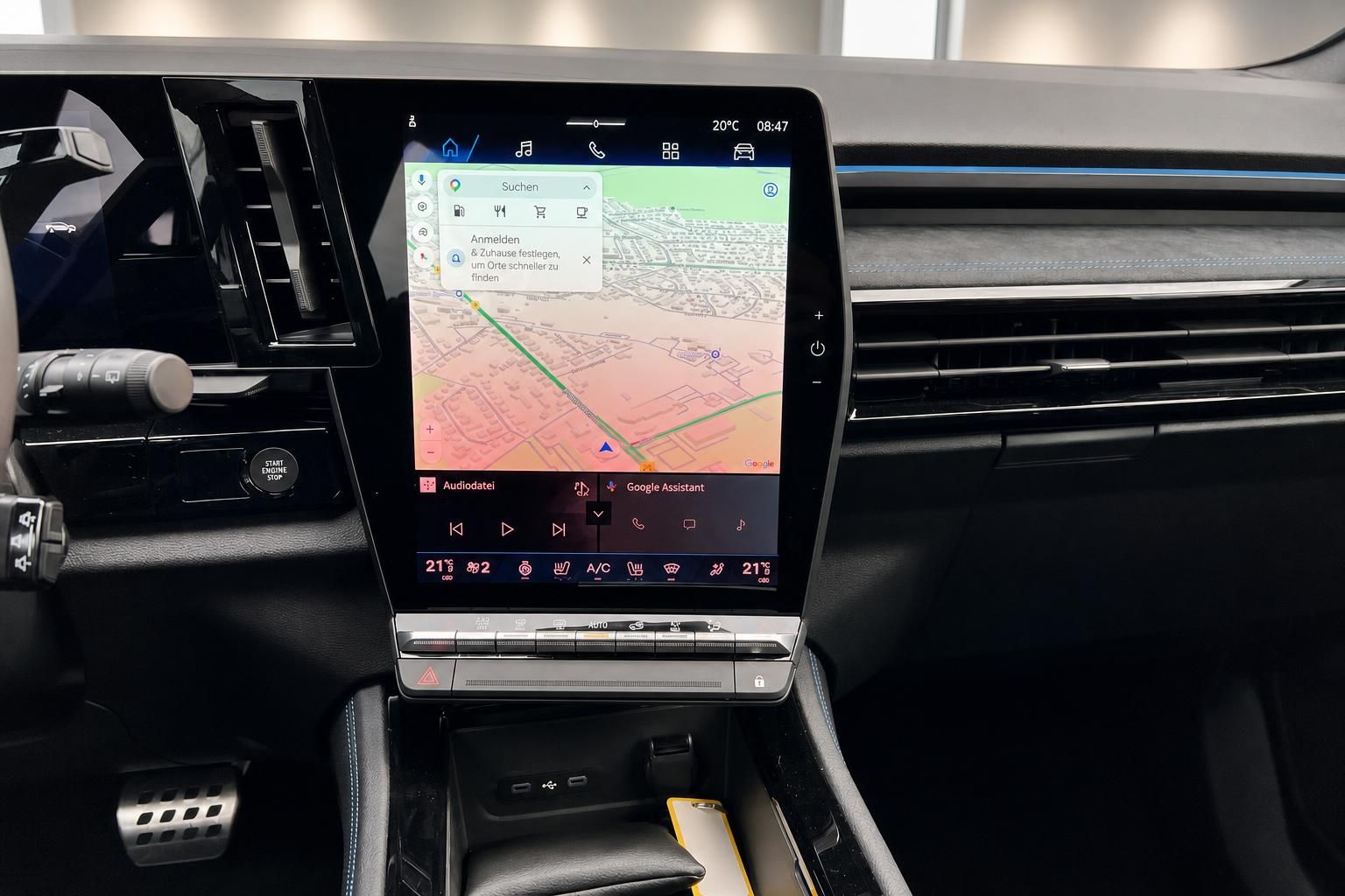 Touchscreen Navigationssystem mit Kartenansicht im Fahrzeug Cockpit