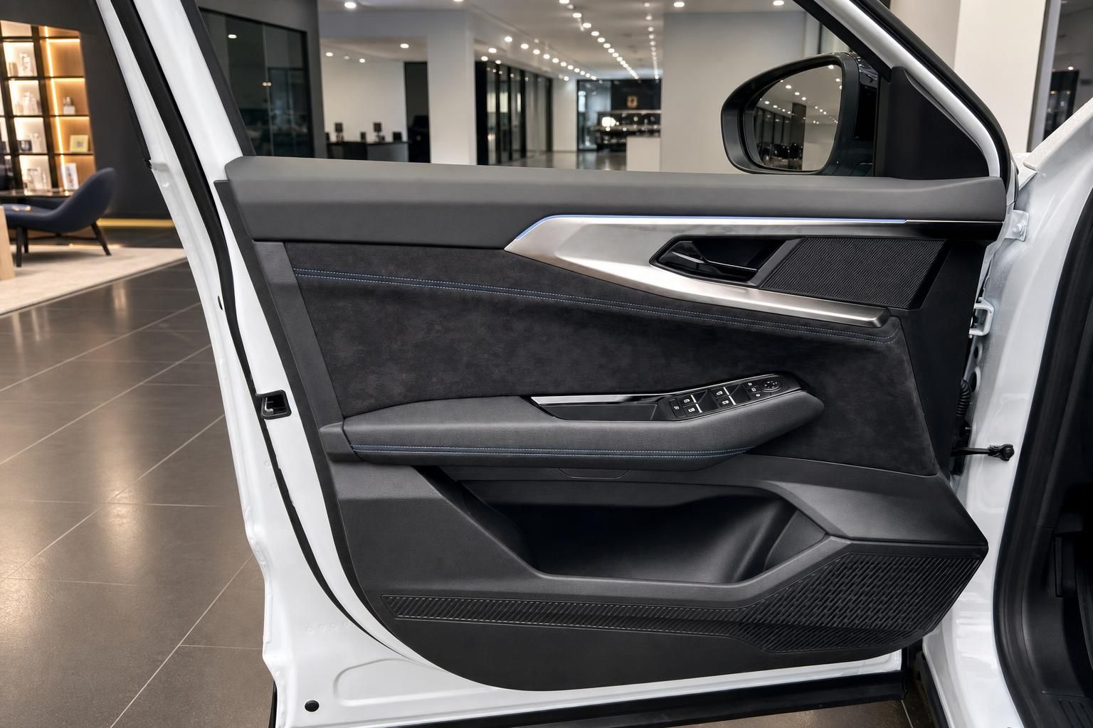 Tuerverkleidung mit Fensterhebern und Aussenspiegel im Autohaus