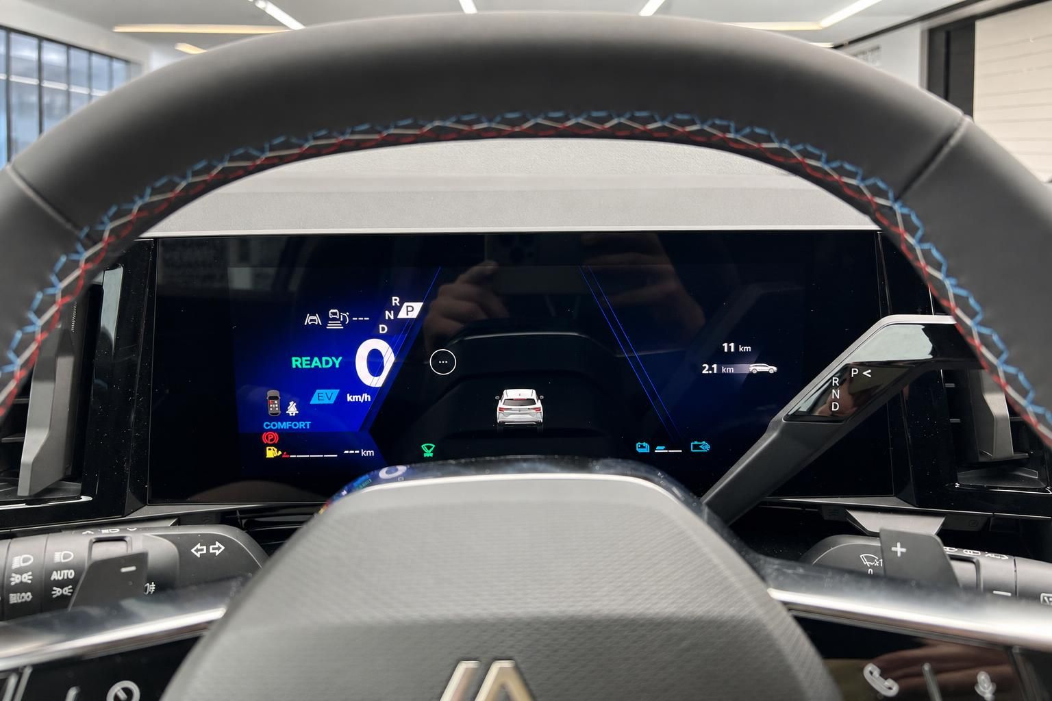 Cockpit-Ansicht mit digitalem Kombiinstrument und Lenkrad im Elektrofahrzeug