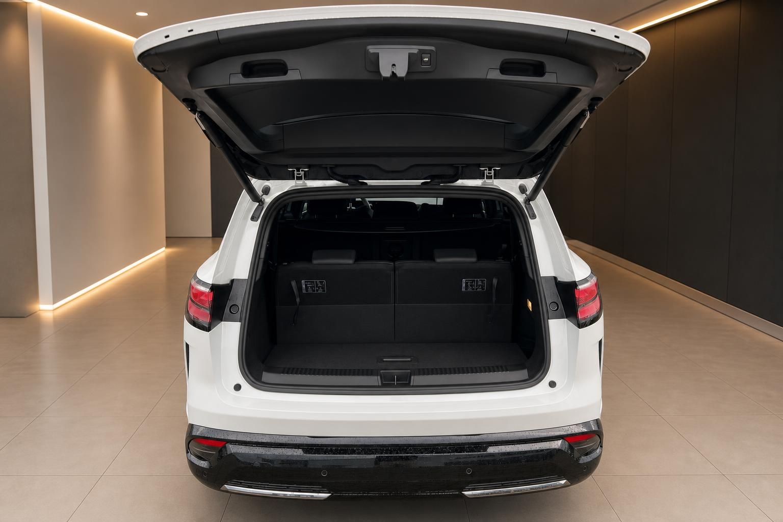 Weißes SUV mit geöffneter Heckklappe und Blick in den leeren Kofferraum